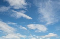 Ciel bleu avec nuages apaisants