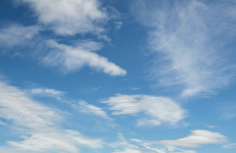 Ciel bleu avec nuages apaisants