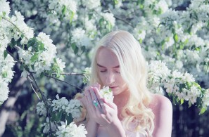 Femme profitant des fleurs au printemps