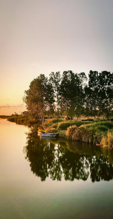Lac paisible au coucher du soleil